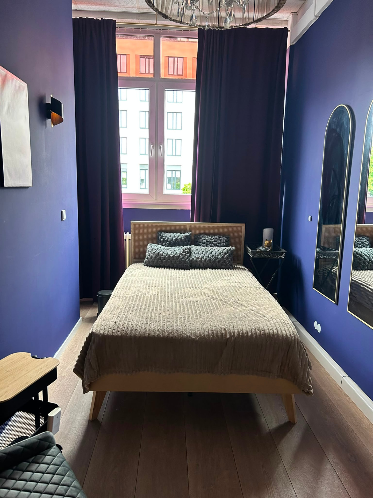Arbeitszimmer 1 — Tiefes Indigo, warmes Licht, bodentiefe Spiegel