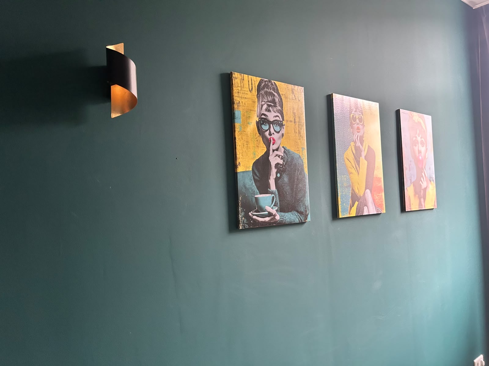 Pop-Art Wandbilder vor petrolfarbener Wand